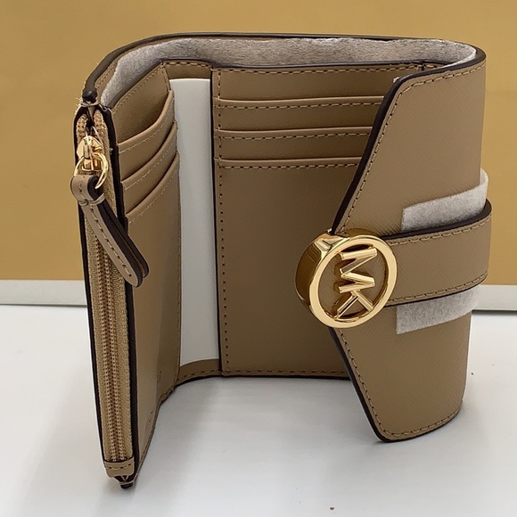 MICHAEL KORS
Carmen Medium Flap Bifold Faux Fur-Leather Wallet
Camel color - Picture 3 of 15